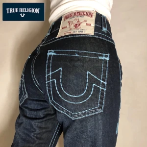 True Religion - Intressekoll på True Religions med snygg blå kontrastsöm! Personen är 170cm och bär 34/32 midjemått 92cm, innerbenslängd: 88cm 🥰