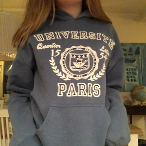 Hoodie - Superfin Hoodie köpt secondhand, storlek M. Bud på 160kr + frakt💕 