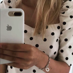 Topp - En prickig söt topp storlek 36! Aldrig använd