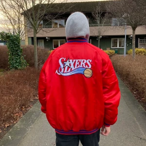  Nike varsity jacka - Säljer nu denna galet coola röda varsity jackan från nike. Superbra skick då den tyvärr knappt används. Storlek XL i jackan men passar snyggt som en overzised M. Säljer bara vid bra bud!