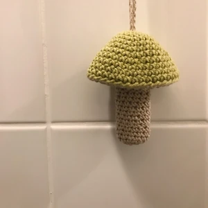 Hållare till tändare  - Hållare för tändare i form av en svamp. Så fina ”fodral” för tändare som man kan ha runt halsen, på nyckelknippan, i bilen etc. Går att kombinera färger hur man vill (görs på beställning) 🍄🕯