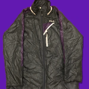 Vintage Fila Jacka  - Storlek: 170 (pit to pit 56cm).                                                    Skick 6/10 Använd men utan defekter.                                      KÖP NU:150kr eller kom med bud i DM! Frakt tillkommer (63kr).   