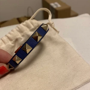 Blått Valentino armband  - Blått Valentino armband, självklart äkta. Skicka privat för fler bilder. Väldigt fint skick. Buda från 750kr.