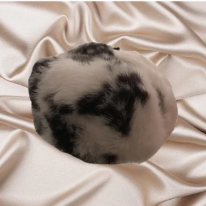 Pälsmössa - Vintage pälsmössa som går att bära både nedfälld och uppknuten😍 mitt huvud är väldigt litet så mössan blir för stor när den är nedfälld, det står ingen storlek men skulle tippa på en 56