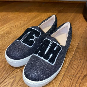Slip-on sneakers - Slip-on sneakers från Zara. Aldrig använda. Silver/grå glittriga. Väldigt fina. Passar året om.