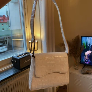 Axelväska - Superfin axelvandsväska som tyvärr inte kommer till användning. Köpt på asos för ca 4månader sen men knappt använd ✨  Köpare står för frakt
