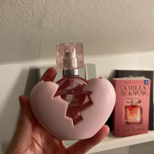 Ariana grande parfym  - As god parfym! Lite söt men ändå fruktig! Så himla god 