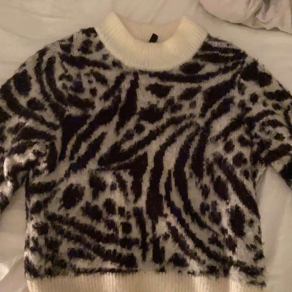Jag säljer denna snygga svart vita zebra tröjan, den är stickad men den sticks inte alls och är jätte mjuk! Den är lite nopprig men bara använd några gånger. Jag säljer eftersom den tyvär inte kommer till användning längre! Om någon har några fler frågor är det bara att skicka!💞. Stickat.