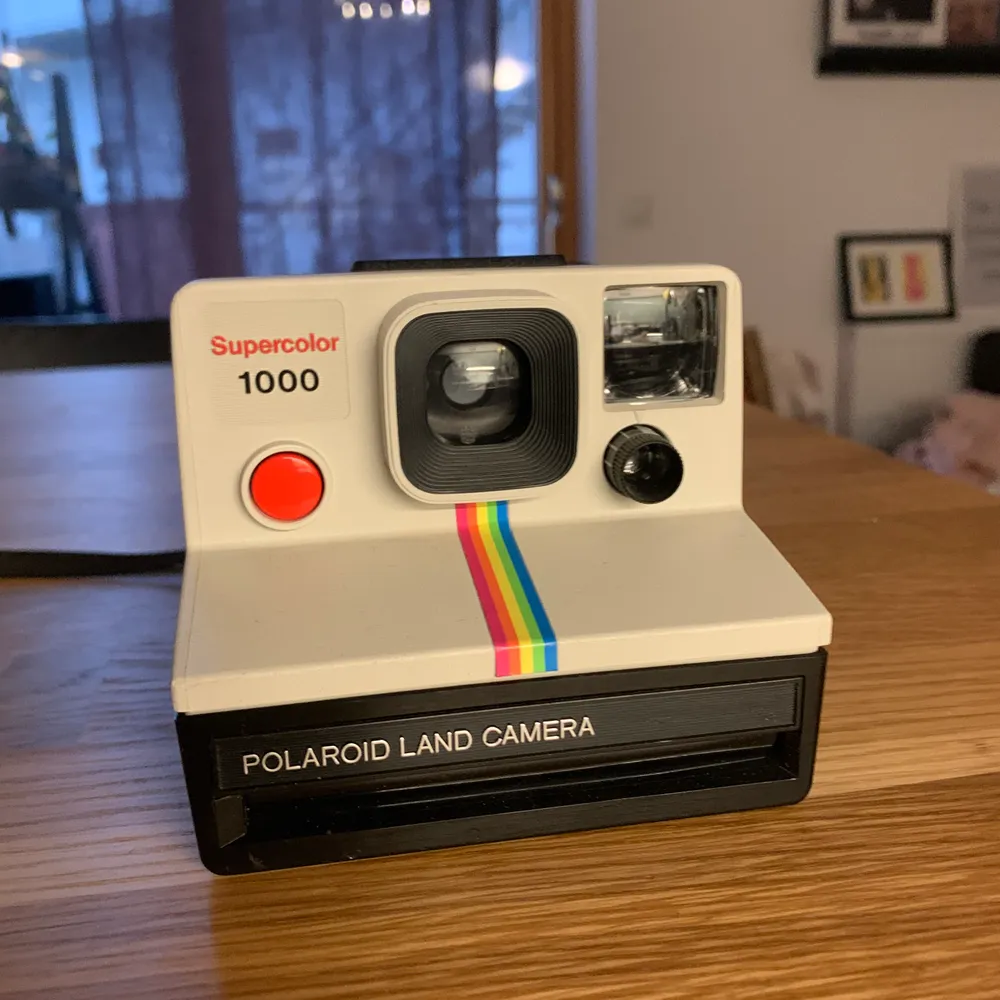 Säljer min fina polaroidkamera🥰Den är helt i nyskick och är knappt använd och hoppas nån annan kan njuta mer av den här! Bilderna av denna får en vintage-känsla🌻 Köparen står för frakt.. Övrigt.