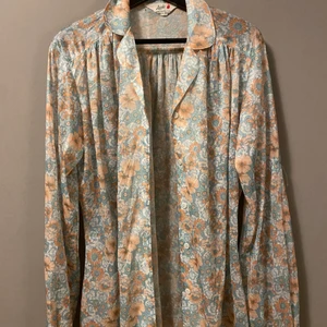 Mönstrad pastell skjorta  - Säljer denna mönstrade pastell skjortan, funkar lika bra öppen som stängd. 