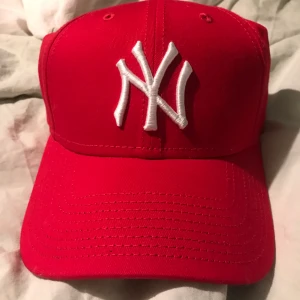 New Era keps - Röd New Era keps i one size, oanvänd!❤️