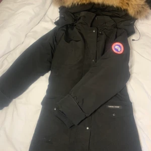 Canda goose jacka - Säljer min canada goosa jacka då jag köpt en nu jacka. Storleken är xxs men eftersom de är stora i sina storlekar så skulle jag säga att den passar som xs/s/m! ÄKTA päls. Priset går att diskutera vid snabb affär