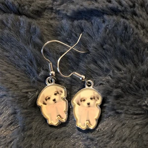 Hund örhängen  - Jättefina hund örhängen finns endast 1 par