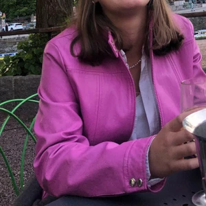 Lila jacka - Asball lila skinnjacka köpt second hand. Står inte storlek men skulle säga ungefär S/XS❤️