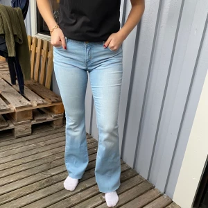 Jeans - Jeans i storlek 170 skulle säga att de är som en S, köparen står för frakten  och betalning sker via Swish! Kan även hämtas i Trollhättan😊😊😊