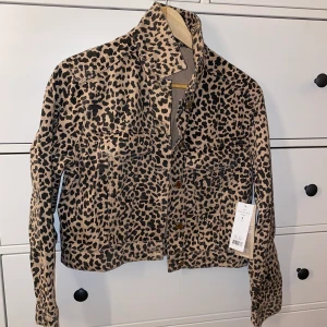 Leopard jeansjacka - Leopard jeansjacka från Gina Tricot! Helt oanvänd med prislapp kvar. Storlek S, 100kr 🥰
