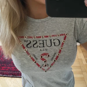 Guess tröja - T-Shirt från Guess, toppskick! 💕