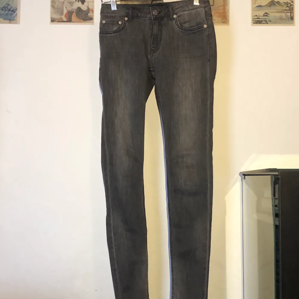 Gråa mid-waist skinny jeans från BLK DNM, knappt använda.. Jeans & Byxor.