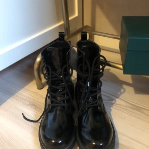 Svarta Combat Boots stl.39 - COMBAT BOOTS. Säljer då jag efter köp insett att de är för små🙃(små i storleken, lite för små för mig som vanligtvis har 39/40) köpta på HM för 300kr, aldrig använda (lappen kvar) ⚡️PRIS: 120kr + frakt 📦 