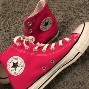 Super fina helt nya äkta converse! Storlek 38! Frakt 66kr