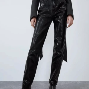 Jeans från Zara i storlek 34 - Jeans från Zara, svarta i ett skimrande material. Använda mellan 5-10 gånger. Finner ingen användning för dem längre. 