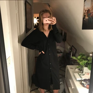 COS klänning - Supersnygg COS klänning med jättefin baksida (skickar bild privat om ni vill ha bild på baksidan också!). I storlek S och i superbra skick🥰 Lite tjockare material och passar alltså även på vintern!🤗 skriv privat för mer info och bilder!