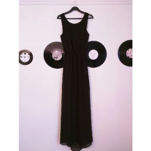  - Maxi klänning från BikBok
Prislappen är kvar
Klänningen kan bäras på två sätt (bild 2) hålet kan alltså vara både på ryggen eller framtill.
Nypris 299:-
Storleken är S men passar garanterat även M
Kortare heltäckande kjol under shiffongen