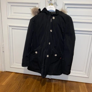 Vinterjacka från Woolrich - Vinterjacka från woolrich. Storlek 12 men passar till en som är XS och 1.60 lång.