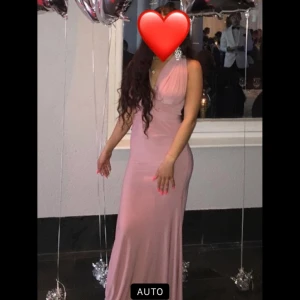 Balklänning  - Balklänning från Nelly, köpt förra året och använd en gång. Nypris runt 800kr, säljer för 400