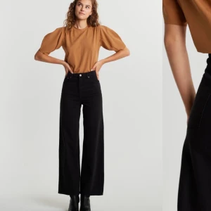 Wide leg - Säljer mina nästan helt oanvända svarta Idun jeans från Gina då dom va lite stora och används inte, jätte bra längd på även långa ben🥰💜 priser kan alltid diskuteras💓 jag är 174cm och dom är långa på mig
