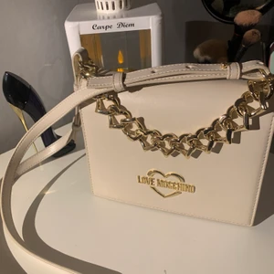 Moschino - Säljer min älskade moschino väska då den bara hänger i min garderob, använd typ 3 gånger o i nyskick, köpte för 1800, dustbag medföljer.