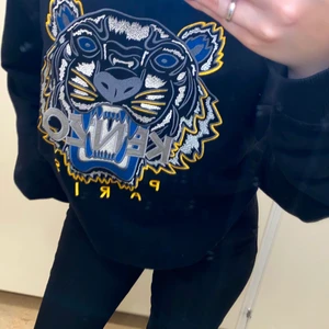 Kenzo Sweatshirt - En blågul kenzo kofta, knappt använd! Köpt i butik för 2200kr. Killstorlek men passar jättebra som unisex :) Pris kan diskuteras!  (Allt jag säljer är nytvättat)