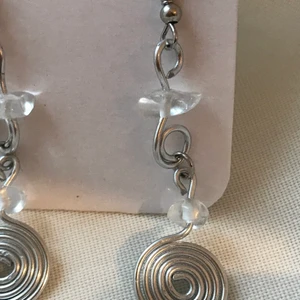 Handgjorda örhängen - Handgjorde örhängen i aluminium och bergkristall! Perfekt som julklapp!🤩 65kr inkl frakt💗