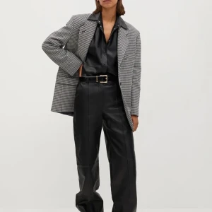 Svarta skinnbyxor - Säljer mina skit snygga svarta skinnbyxor från mango då dom inte kommit till användning. Köpta för 600kr i oktober och använda en gång så näst intill oanvända. De sitter baggy på mig som vanligtvis är str 38. Har du några frågor eller funderingar, eller vill ha fler bilder är det bara att höra av sig! 💗💗