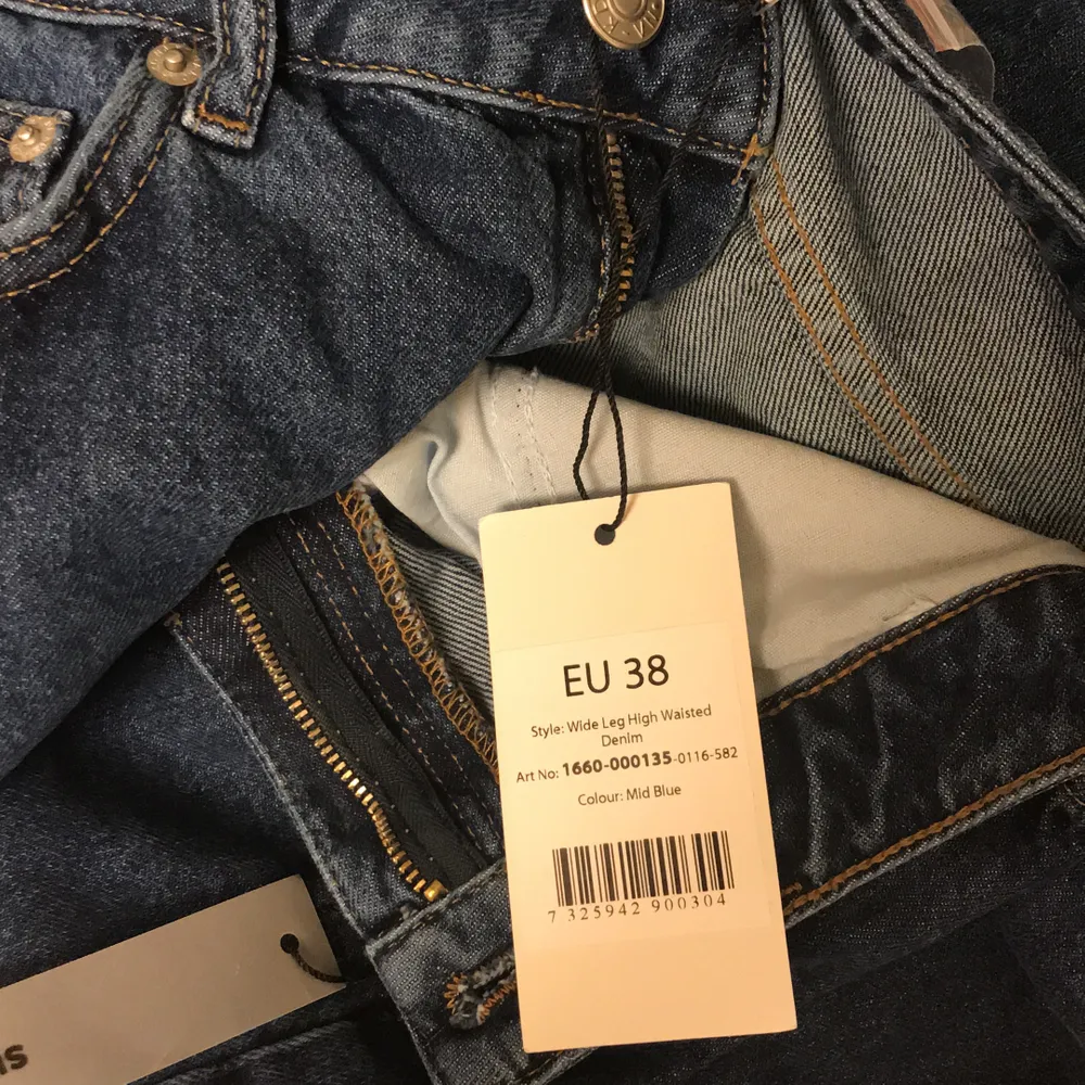 Säljer mina helt oanvända jeans från NA-KD (prislappen sitter kvar) pga att dem inte passade mig. Snygg färg och bekväma jeans annars. Orginalpris: 499 kr . Jeans & Byxor.