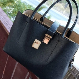 Svart väska - Som ny. 