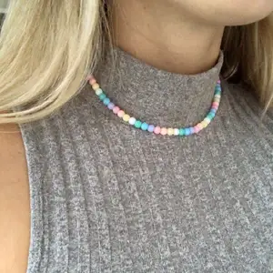 Så fint Färgglatt halsband ✨✨✨ finns flera i lager och går att önska valfri längd! 