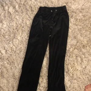 Mjukis byxor från Gina  - Sparsamt änvända, köpta för 229 :-, frakt tillkommer, säljs för att det har blivit för små på längden. Är köpta i s men är mer som xs 