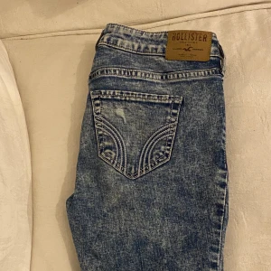 Hollister jeans  - Byxor från hollister! Köpta i london för ett par år sedan och i mycket bra skick då de aldrig riktigt passat. Waist 25. 100kr+frakt💕❤️🤗 om fler bilder önskas kan ni få det🤩