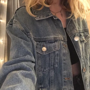 Jeansjacka oversise - En jättefin blå jeansjacka som är oversized. Från HM i strl xs, sällan använd och är som ny. Säljer pga att jag inte använder den längre. Köparen står för frakt💞