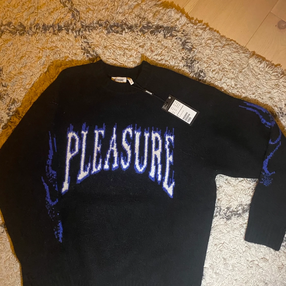 Stickad tröja med tryck 