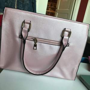 Superfin rosa handväska med 4 set och ett axelband som man kan sätta på och ta av. Köparen står för frakten💕
