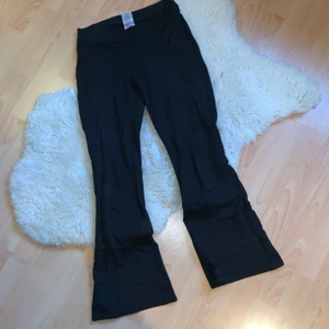 Bootcut byxor - Klassiska bootcut byxor från Gina Tricot. Säljes pga att de inte används längre💗 Frakt runt 50 kr.