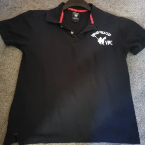  - Blå peke  polo köpt för 1499 säljer för 250