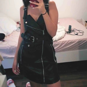  - Svart skinn klänning (ej äkta skinn) frakt 42kr