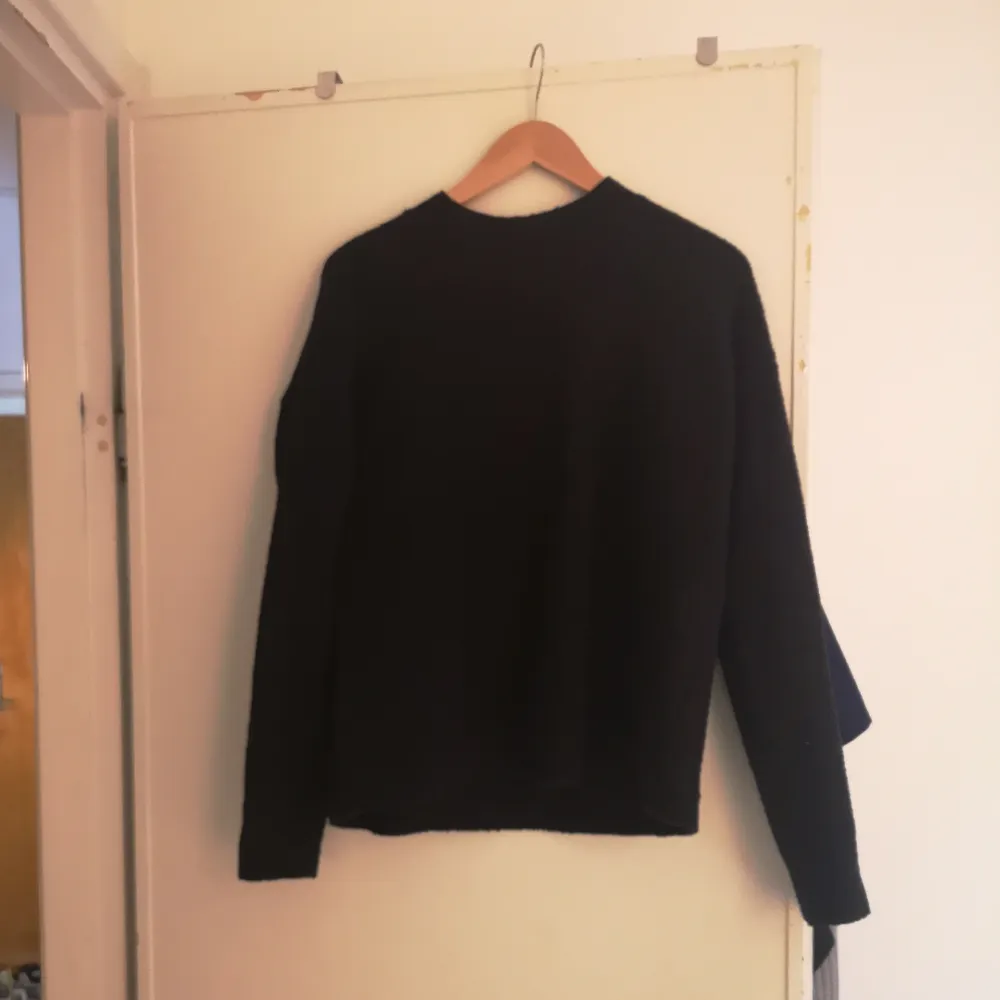 Superskön svart tröja från other stories storlek s. Fint skick! Möts i Stockholm eller skickar mot porto. Tröjor & Koftor.