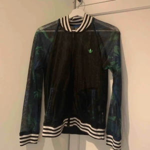  - Tunn jacka från Adidas , köpte för 649kr .