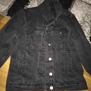  - vintage svart/grå jeansjacka i storlek S  Bra skick och säljs för den är för liten för mig