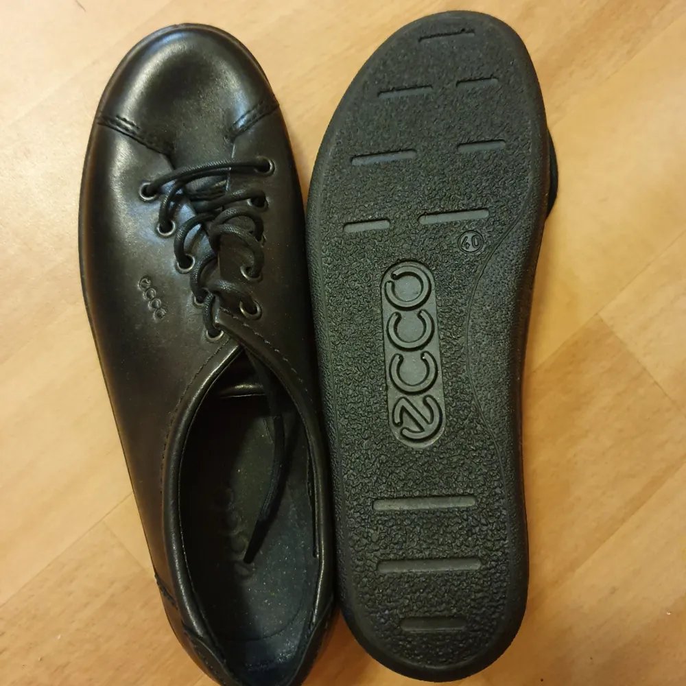 ECCO skor, knappt använda  Storlek 40 Nypris över 1.000kr Frakt tillkommer om dem skall postas . Skor.