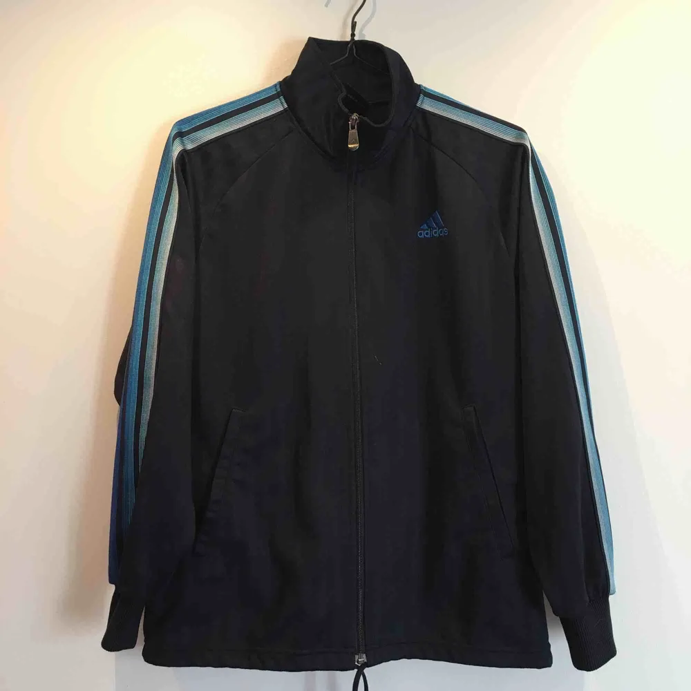 Adidas vintage träningsjacka köpt på secondhand i Amsterdam.   Eventuell frakt betalas av köparen. . Hoodies.